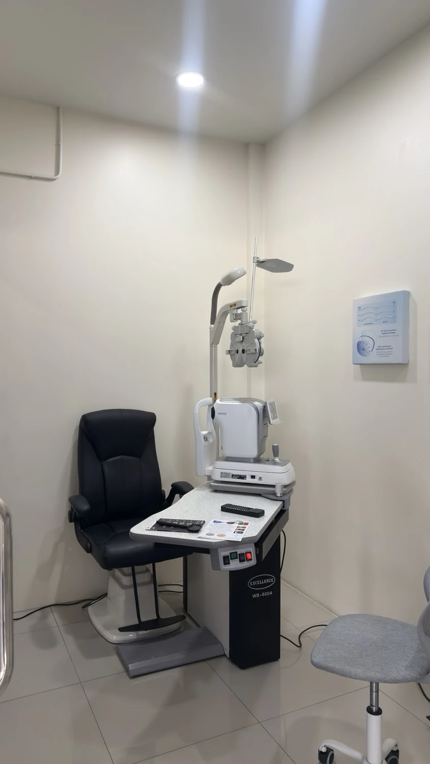 เก้าอี้และเครื่องมือตรวจวัดสายตาภายในห้องตรวจของ LAWO OPTICAL
