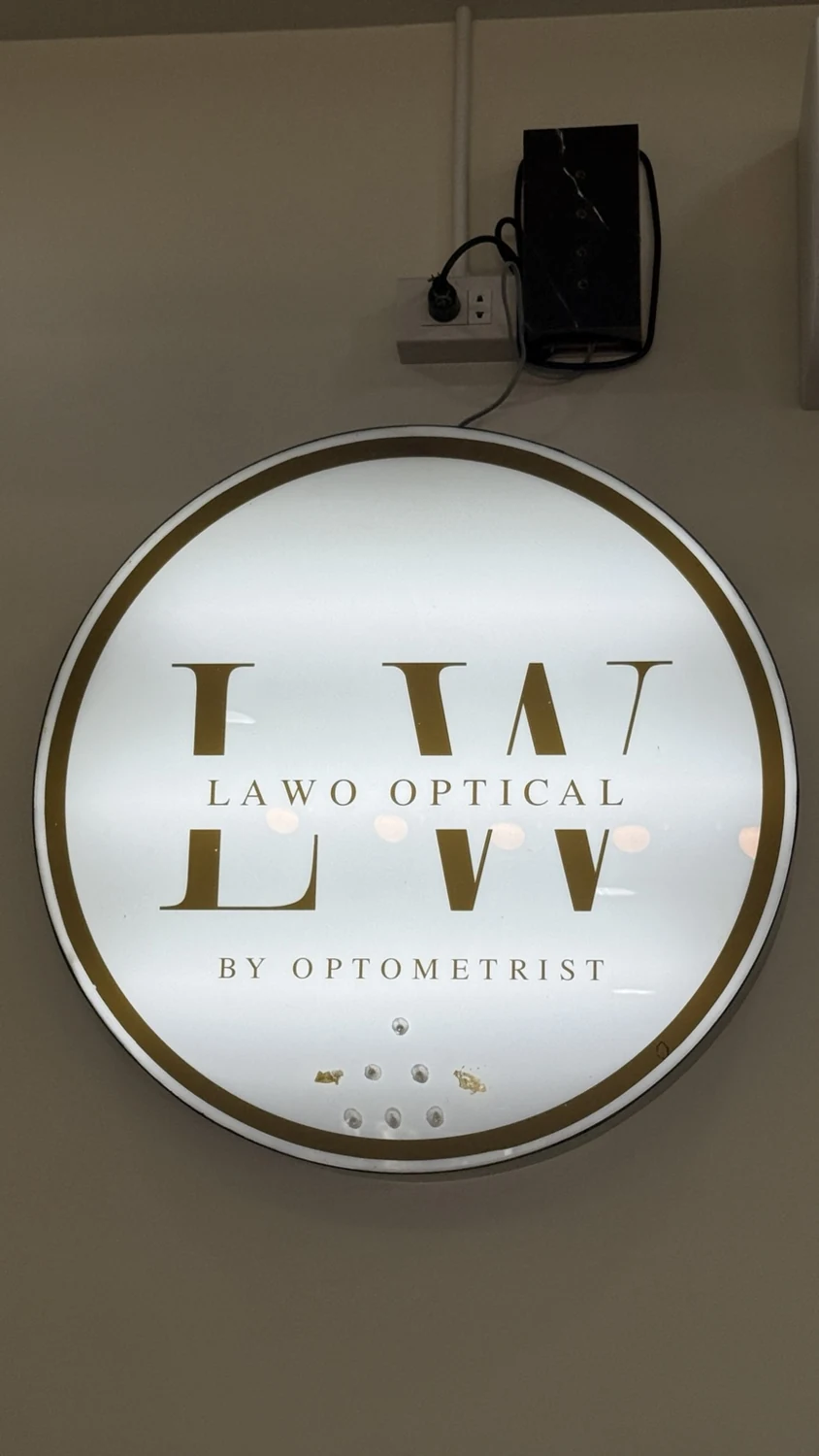 ป้ายโลโก้ LAWO OPTICAL สีทอง By Optometrist