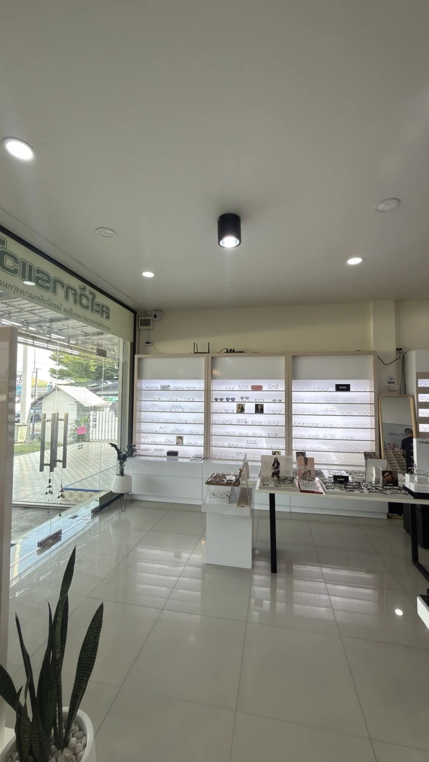 บรรยากาศร้านละโว้การแว่นในแสงธรรมชาติ