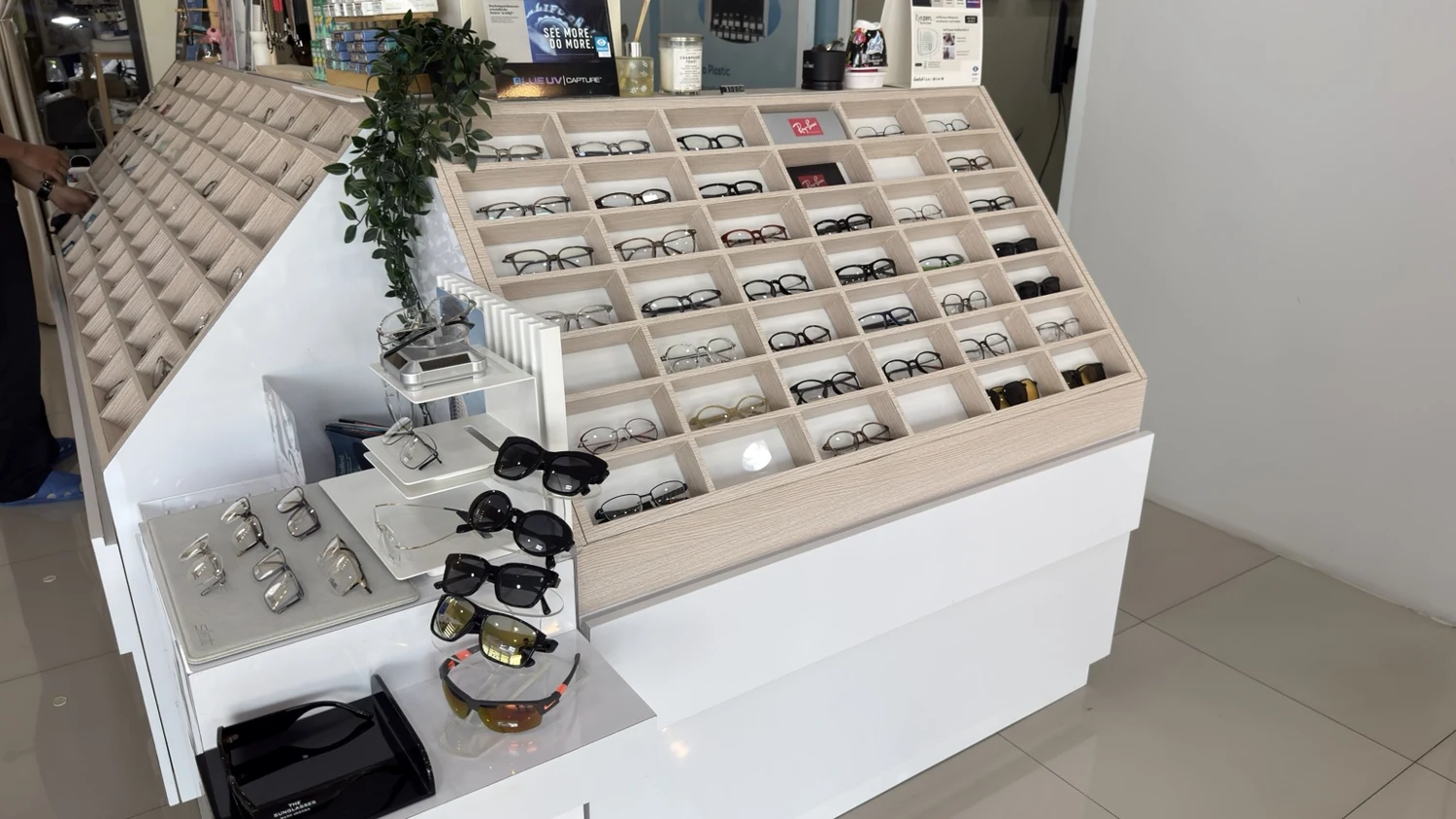 แว่นกันแดดหลากหลายแบบในตู้แสดงสินค้าของร้าน